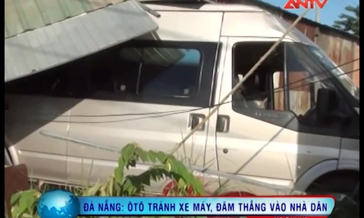 Tránh xe máy lao qua đường, ôtô đâm bẹp nhà dân