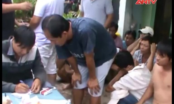 Video: Công an vây ráp trường gà, tóm hàng trăm con bạc