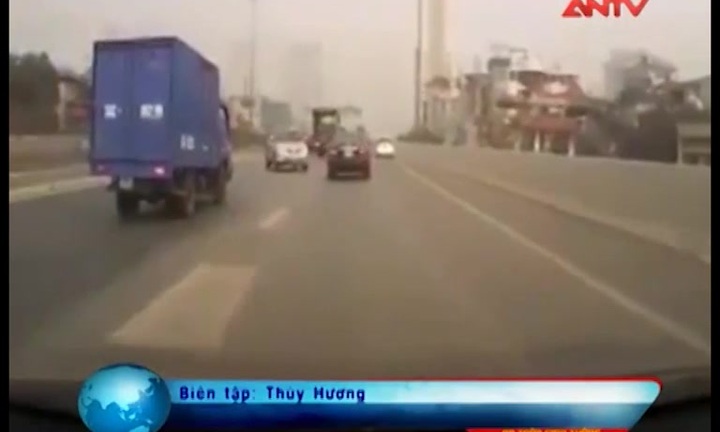 Video: Luồn lách ngược chiều, xe điên khiến dân phát hoảng