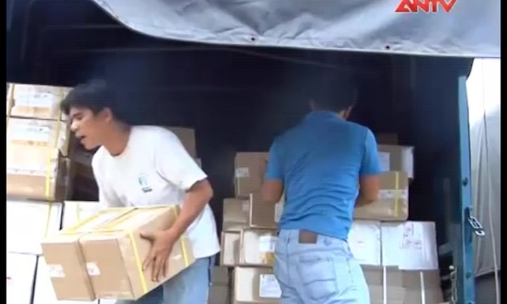 Xe gỗ lậu bao bọc bằng hàng trăm thùng bia