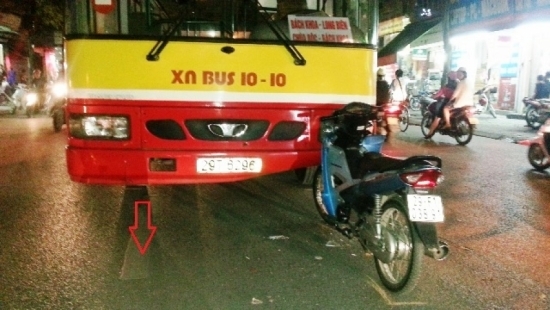 Xe buýt lấn đường, đâm vỡ đầu xe máy