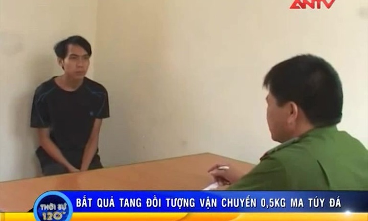 Tóm sống đối tượng vận chuyển 0,5 kg ma túy đá tiêu thụ