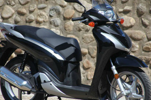 Xôn xao chuyện nhân viên từ chối bán xe SH cho vợ chồng nghèo