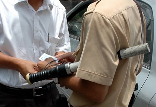 Bắt một trung úy CSGT nhận hối lộ
