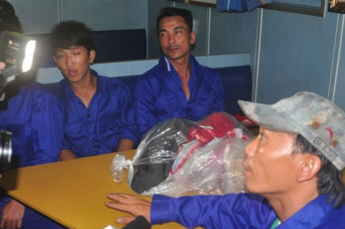 13 ngư dân Việt chới với giữa biển sau cú đâm mạnh của 