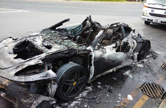 Siêu xe Ferrari F430 cháy như đuốc giữa phố