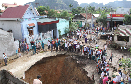 Bất ngờ xuất hiện “hố tử thần” sâu 25m tại Thanh Hóa