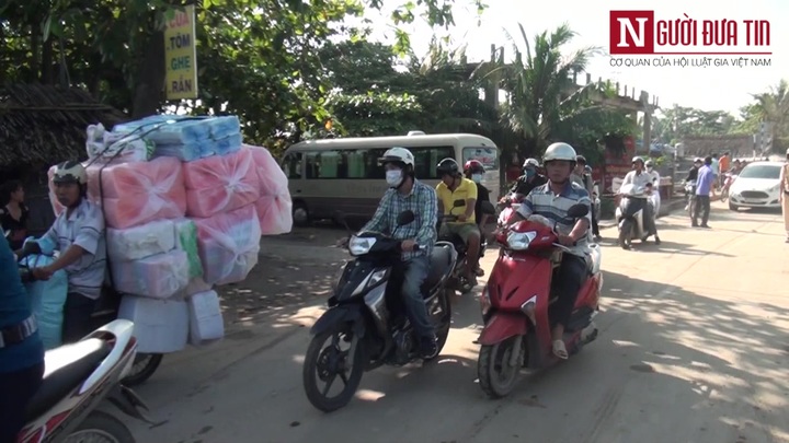 Bé trai bị container cán chết, dân góp tiền đưa nạn nhân về quê