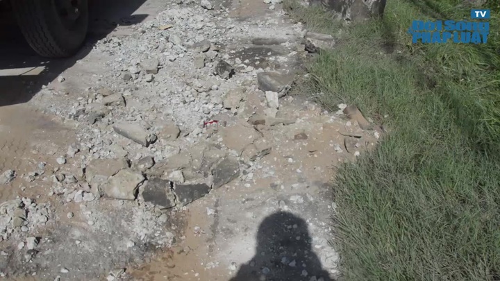 Cày nát dải phân cách, xe container lao vào nhà dân 