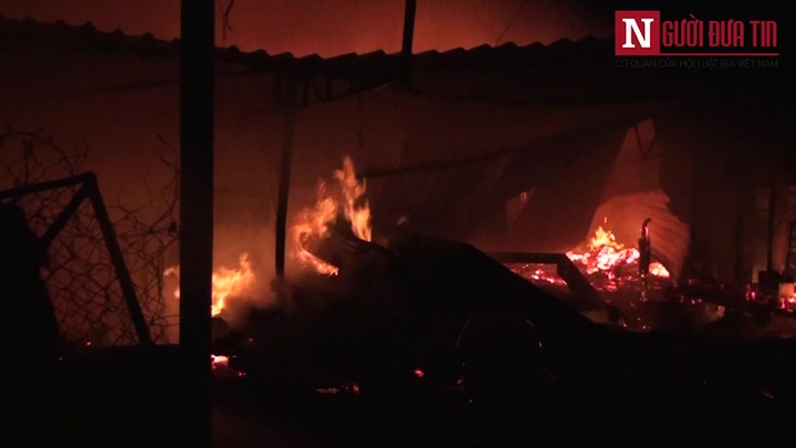 Cháy dữ dội ở vựa phế liệu, nhiều người di dời đồ đạc