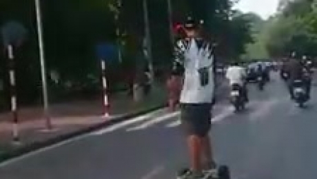 Clip: Bất chấp nguy hiểm, thanh niên trượt “patin điện” trên đường