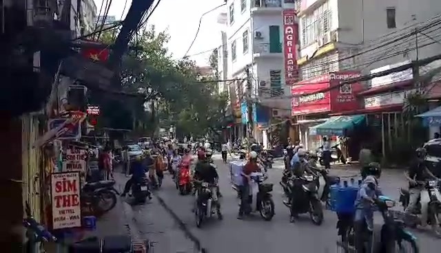 Clip: Cầm xẻng 'phang' nhau náo loạn khu phố