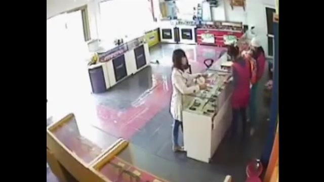 Clip: Nữ quái trộm điện thoại nhanh như chớp