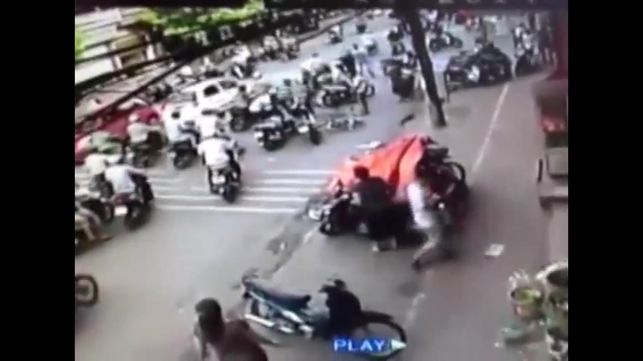 Clip: Thanh niên đi xe đạp bị đánh hội đồng giữa đường