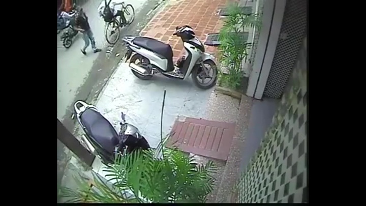 Clip: Trộm thó chiếc SH sau 3 lần bẻ khóa