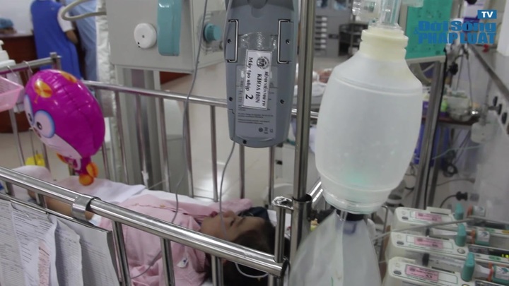 Cô bé 6 tuổi cận kề cái chết vẫn sợ bị 'cô giáo đuổi học'