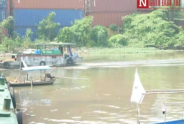 Hai nam thanh niên lần lượt nổi trên sông Sài Gòn