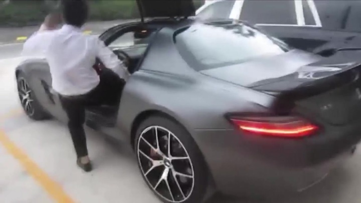 Ngắm siêu xe Mercedes Benz SLS AMG 14 tỷ của nhà chồng Hà Tăng