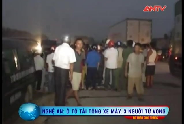 Ô tô tông xe máy, cả gia đình tử nạn thương tâm