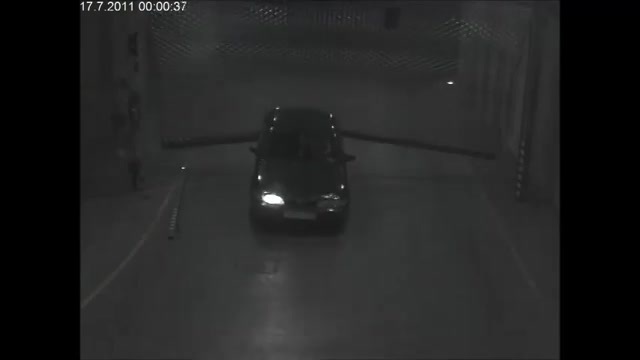 Ôtô cố vượt qua rào chắn và cái kết bất ngờ