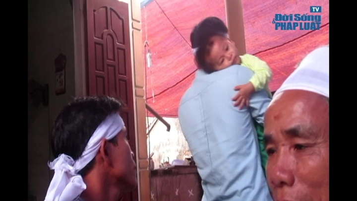 Rớt nước mắt cháu bé 8 tháng tuổi chịu tang khi mất cả gia đình vì TNGT