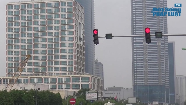 Sang đường chỉ với 6 giây đèn xanh