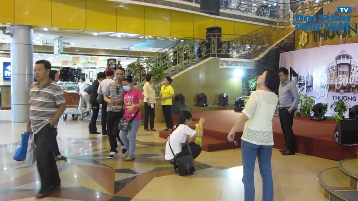 TP.HCM: Người dân kéo nhau ra Thương Xá Tax chụp hình lưu niệm
