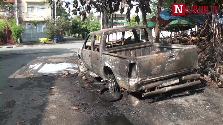 Xe bán tải cháy trơ khung lan sang dây điện khu dân cư