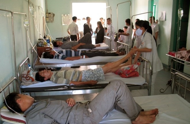 Ngộ độc thức ăn, hơn 40 công nhân phải nhập viện