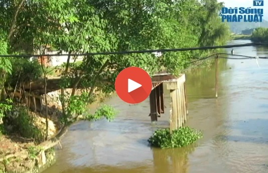 Clip: Gần 3 năm chưa xây xong cây cầu dài 30m