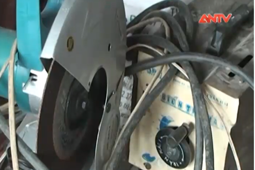 Clip: Hàn khung sắt, hai vợ chồng chết thảm vì điện giật