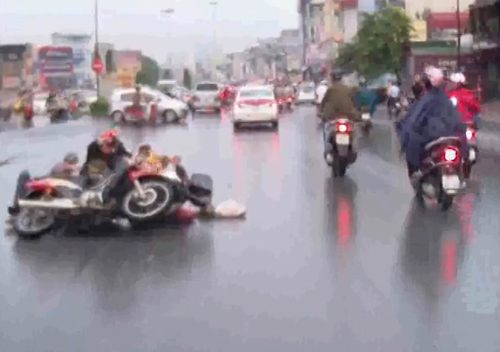 Clip: Hai xe máy ​đấu đầu vì không ai nghĩ mình sai