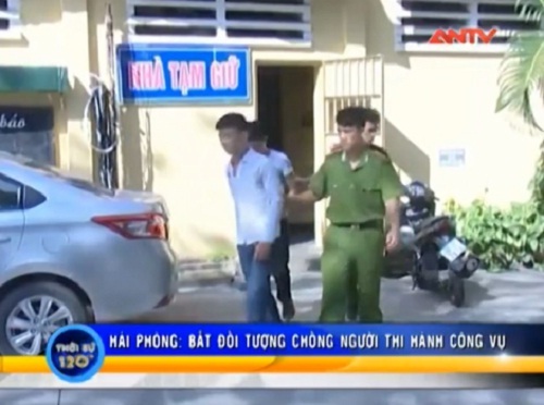 Clip: Côn đồ đất Cảng tấn công cảnh sát cơ động