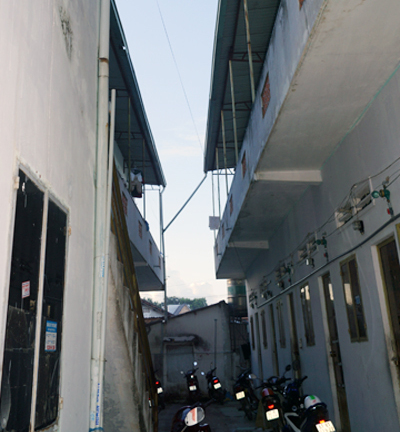 Đôi nam nữ bỏ chạy sau khi khiêng xác thanh niên lên taxi 