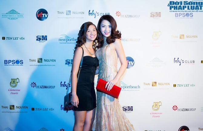 Hoa hậu Jennifer chung khoe em gái trong một sự kiện từ thiện