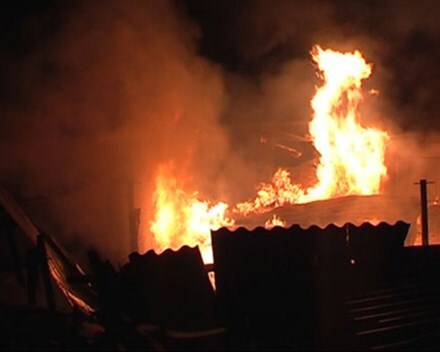 Clip: Mâu thuẫn nhỏ, đổ xăng thiệu rụi quán internet