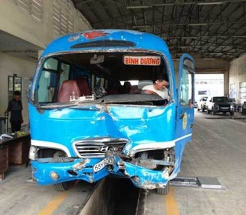 Xe khách đâm sập cabin trạm thu phí cao tốc TP.HCM - Trung Lương