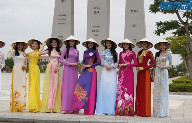 Thí sinh Hoa hậu Việt Nam nền nã trong tà áo dài truyền thống