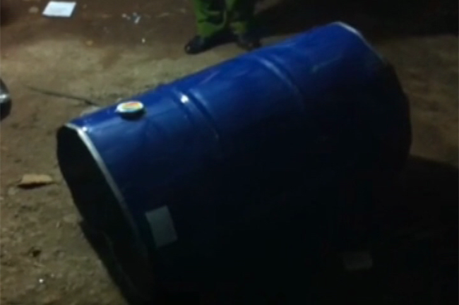 Clip: Thùng phuy hóa chất nguy hiểm như bom hẹn giờ