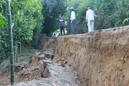 Dân hoang mang vì sạt lở đất nghiêm trọng