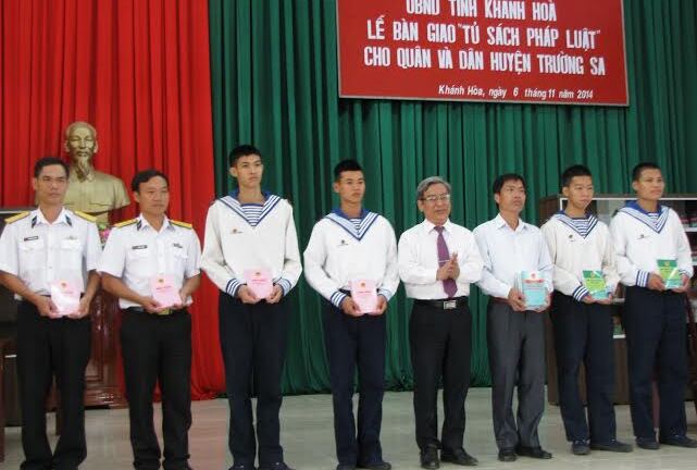 Bàn giao tủ sách pháp luật cho huyện Trường Sa