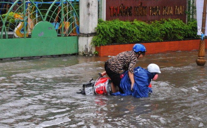 Mưa lớn kết hợp triều cường, TP Bạc Liêu ngập nặng kỷ lục