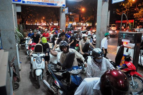 TS Ngô Trí Long: Giá xăng giảm, đừng vội mừng
