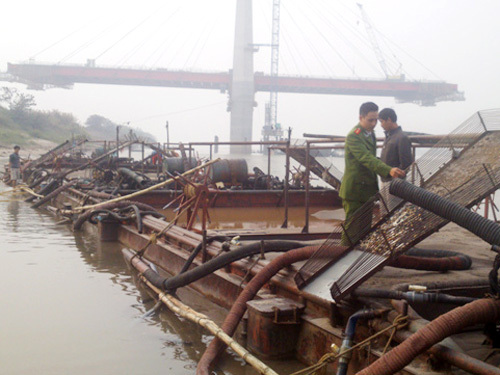 Triệt phá đường dây “cát tặc” quy mô lớn trên sông Hồng