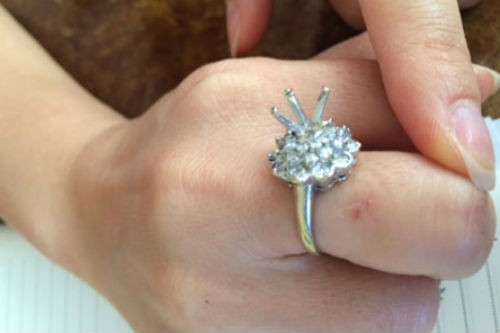 Khách tố bị chuốc thuốc mê, cạy kim cương trên nhẫn