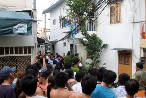 Hoảng hồn phát hiện em vợ chết trên vũng máu, cổ và tay bị cắt