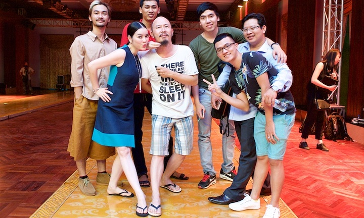 Lý Nhã Kỳ đi dép tông chỉ đạo tổng duyệt show tại Dinh Thống Nhất