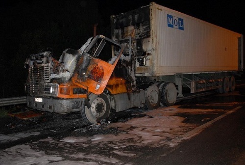 Buồng lái xe tải bốc cháy dữ dội,  QL1A ùn tắc kéo dài