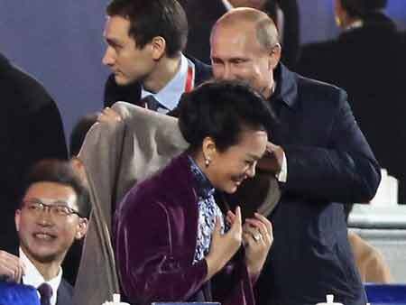 Trung Quốc kiểm duyệt tin ông Putin khoác áo cho bà Bành Lệ Viện