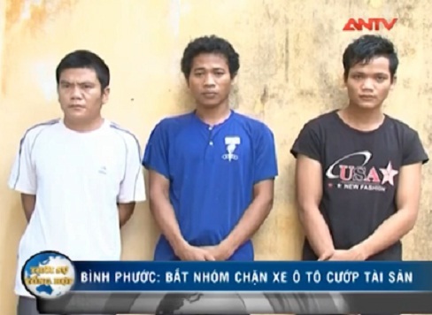 Clip: Dùng đá và bình xịt hơi cay khống chế ôtô trên xa lộ